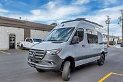Campervan Mercedes-Benz Sprinter od americké firmy Bitterroot Builds je stvořený do divočiny.