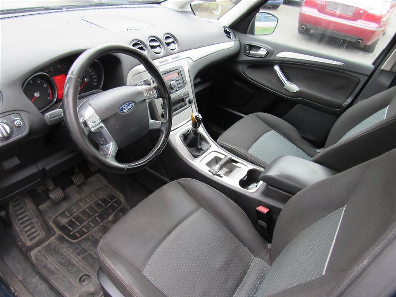 Ford Galaxy 2,0 i Comfort 107KW 7 Míst - fotka 9 z 27
