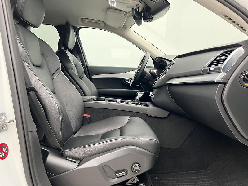Volvo XC90 D5 AWD MOMENTUM CZ - fotka 17 z 33