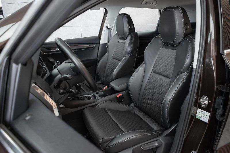 Škoda Karoq 1.6 TDI 85kW KAMERA*KESSY*ACC* - fotka 10 z 42