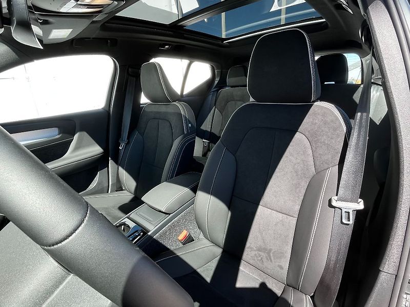 Volvo XC40 PLUS DARK B3 120kW - fotka 17 z 24