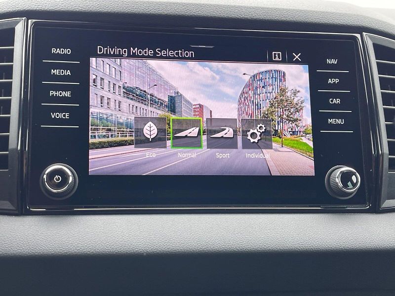 Škoda Karoq (2026) 1.5 TSI 110 kW DSG SportLine - fotka 18 z 35
