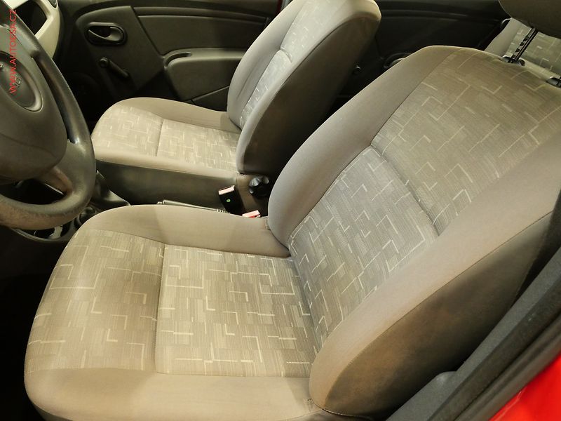 Dacia Sandero (2010) 1.4i, ČR - fotka 9 z 13