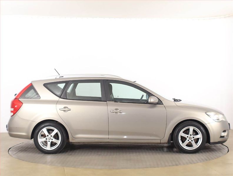 Kia Ceed (2010) 1.4 CVVT, Serv.kniha, nová STK - fotka 6 z 15