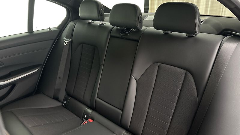 BMW Řada 3 330d AUT Sport Line - fotka 16 z 25