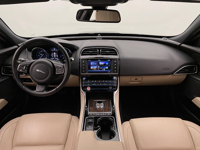 Jaguar XE 2.0D 132kW PURE AUT  - fotka 2 z 40