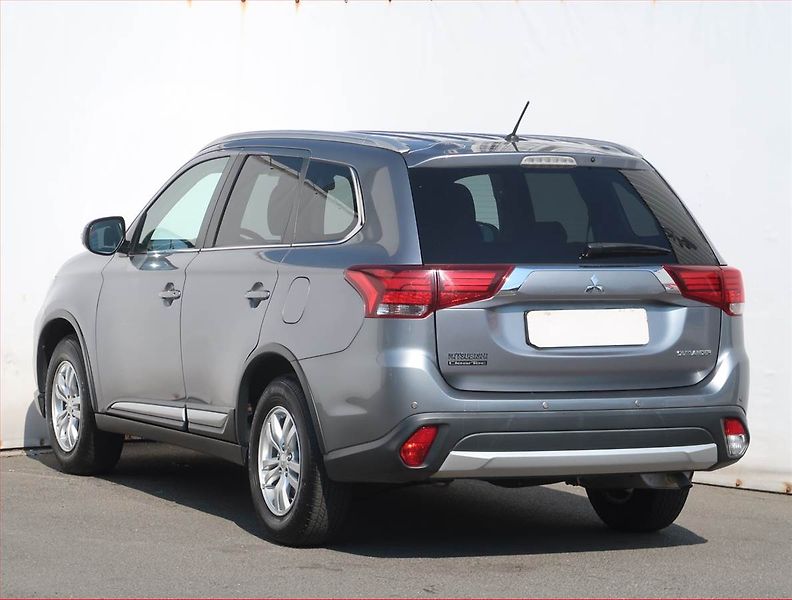 Mitsubishi Outlander (2016) Intense 2.0, ČR,1.maj - fotka 4 z 18