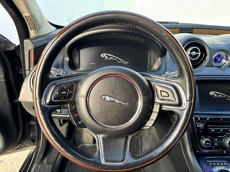 Jaguar XJ (2010) 3.0V6D Alu kola, rezervace - fotka 22 z 35