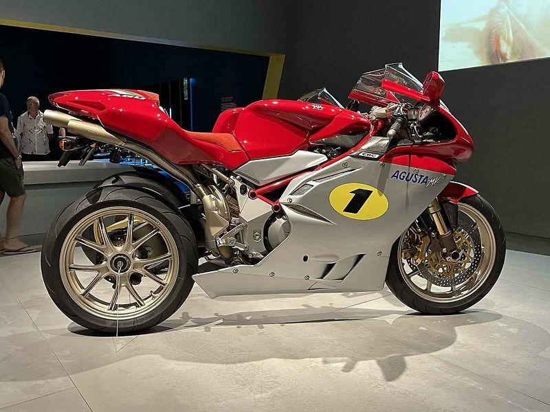 Giacomo Agostini je stále králem mezi závodníky silničních motocyklů. Na svém kontě má úctyhodných patnáct titulů mistra světa, které dosposud nikdo nepřekonal.