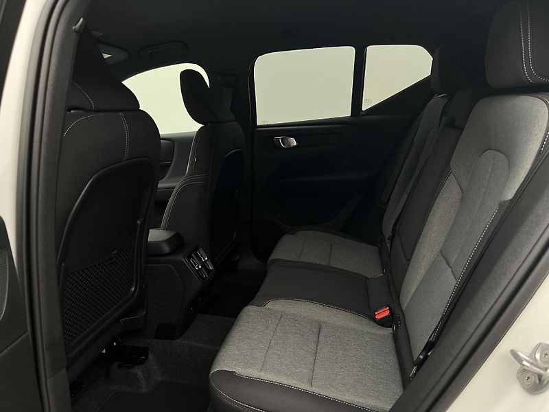 Volvo XC40 (2026) B4 PLUS BLACK EDITION AUT - fotka 5 z 37