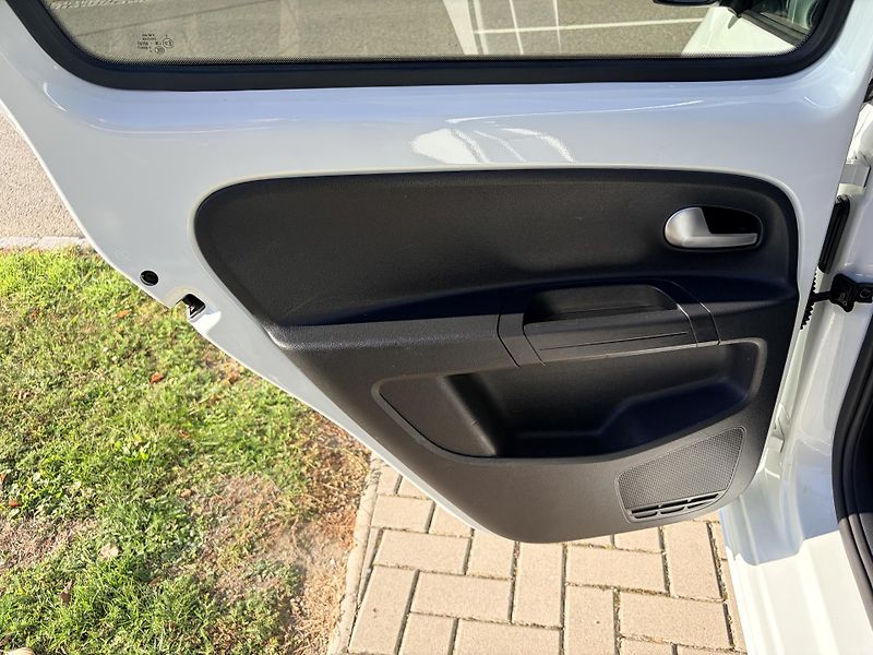 Volkswagen e-up! 64kW KAMERA - fotka 28 z 36