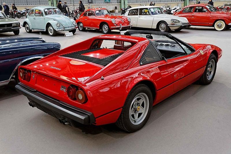 V právě znovu reprízované americkém seriálu Magnum si vedle hlavního hrdiny v podání Toma Sellecka zahrálo také červené Ferrari 308 GTS.