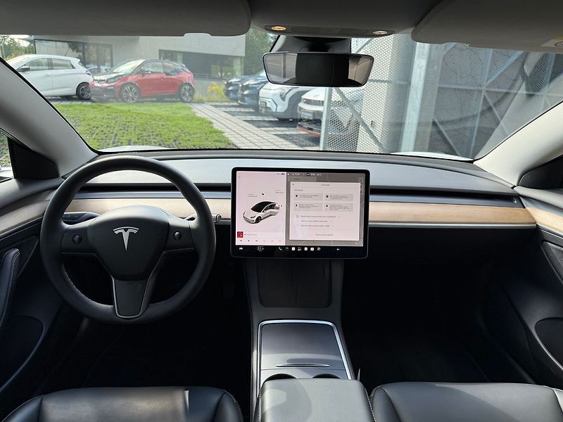 Tesla Model 3 Long Range AWD REZERVACE - fotka 10 z 38