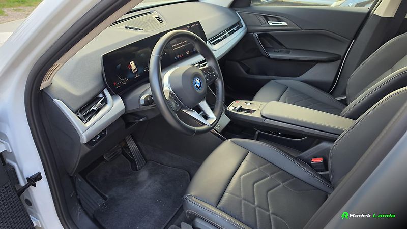 BMW iX1 (2023) xDrive30 - fotka 8 z 15