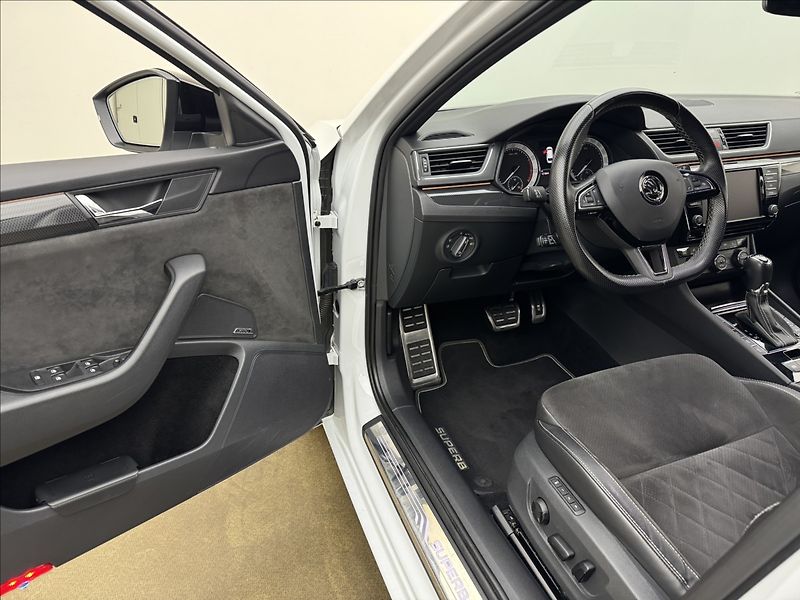Škoda Superb 2,0 SPORTLINE 4X4 DSG 350HPAPR - fotka 39 z 55