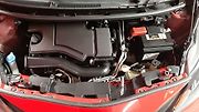 Litrový benzinový motor 1.0 VVTi s výkonem 51 kW se pod malou kapotu pohodlně vejde.