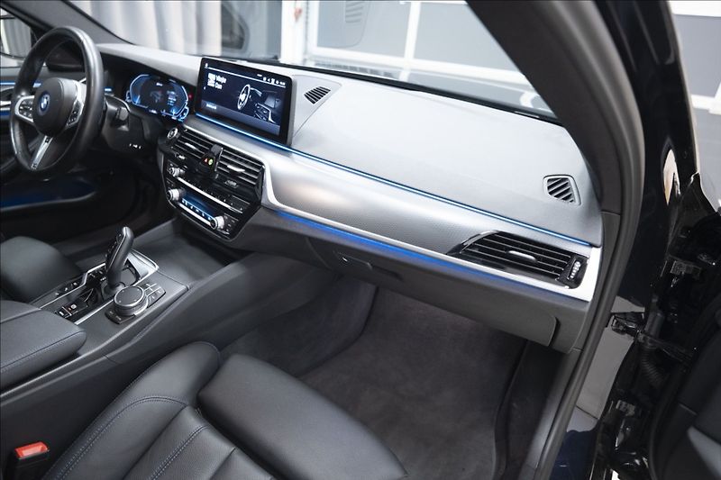 BMW Řada 5 530e xDrive M Sport ČR DPH   2 - fotka 38 z 42