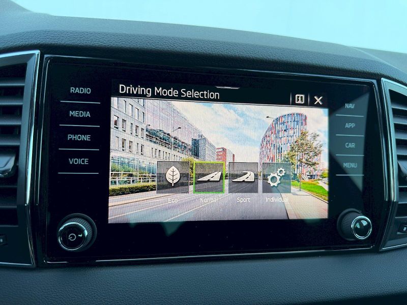 Škoda Karoq (2025) 1.5 TSI 110kW Top Selection - fotka 19 z 35