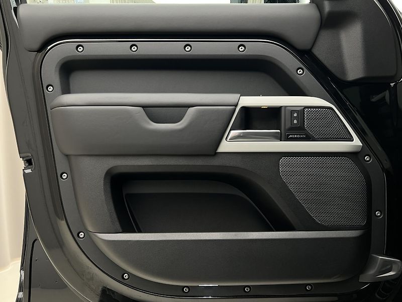 Land Rover Defender 110 D250 X-DYNAMIC HSE 1. maj - fotka 7 z 57