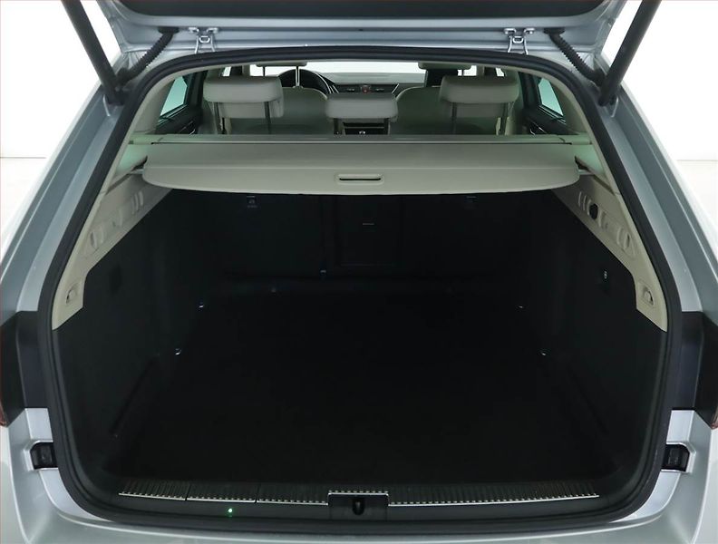 Škoda Superb (2023) Laurin&Klement 2.0 TDI - fotka 14 z 17
