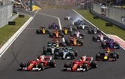 F1 2017 GP Maďarska - startovní pole najíždí do první zatáčky v závodě