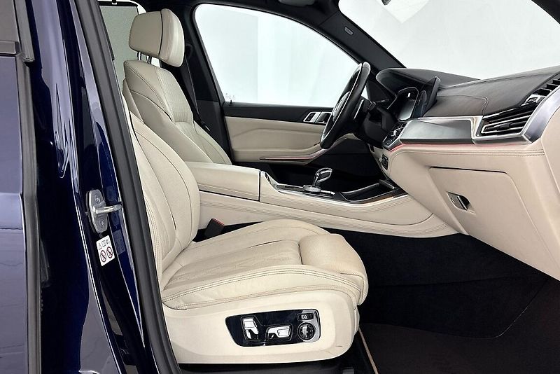 BMW X5 M50i - fotka 15 z 30