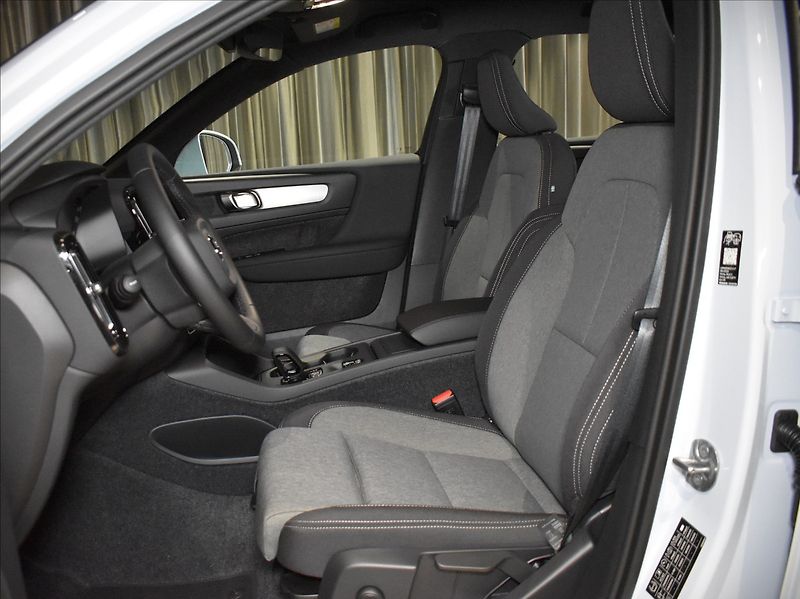 Volvo XC40 (2026) 2,0 B3  Core - fotka 10 z 24