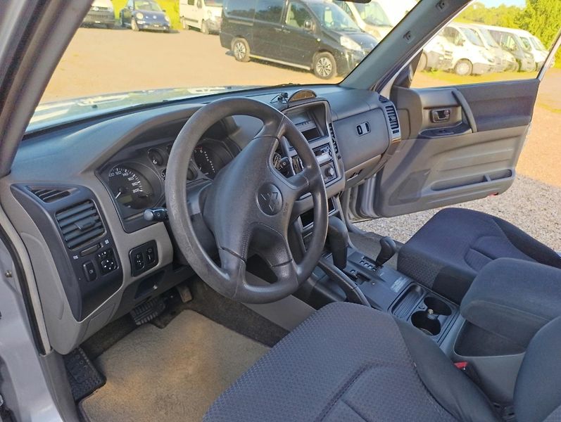Mitsubishi Pajero (2003) 3.2 DID GLX A/T - fotka 9 z 12