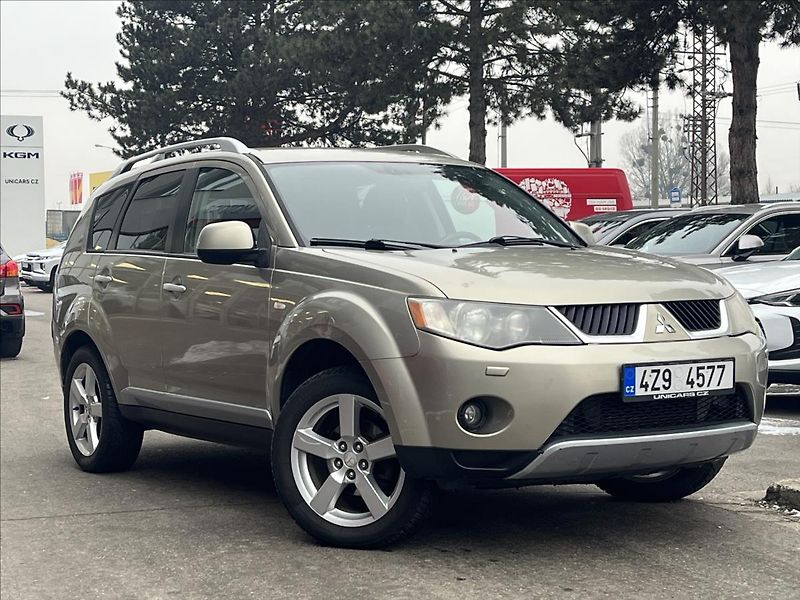 Mitsubishi Outlander 2,0 DI-D  Intense plus 4WD - fotka 3 z 18