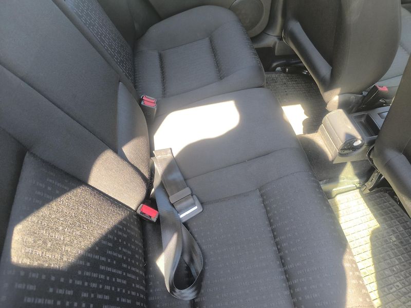 Volkswagen Golf (2001) KRÁSNÝ,145TKM,1MAJ89LET,SERVIS - fotka 9 z 25