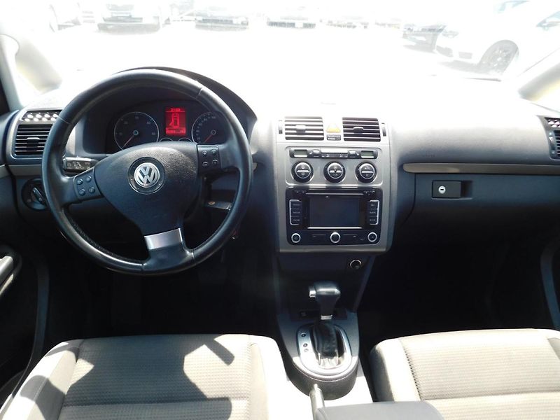 Volkswagen Touran (2009) 1.9 TDi DSG - fotka 7 z 31