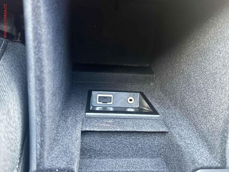 Volvo XC60 (2015) 2.0 D3, 2.maj,ČR, servis - fotka 20 z 23