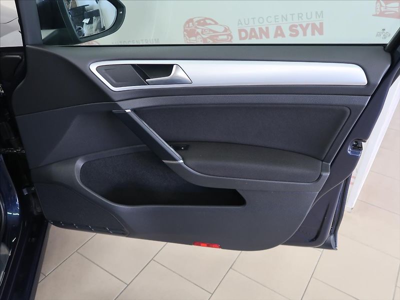 Volkswagen Golf 1,4 TSI 1.majitel - fotka 12 z 33
