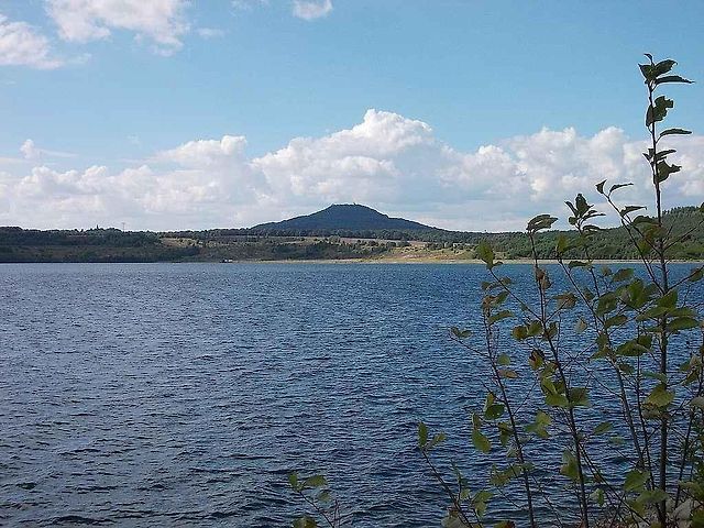 Jezero Berzdorf a kopec Landeskrone z Deutsch Ossig.