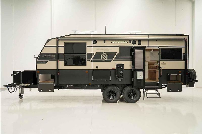 Karavan Vacationer Caravans Enduro X kombinuje luxus, prostor pro rodiny i schopnost zvládnout náročný terén.