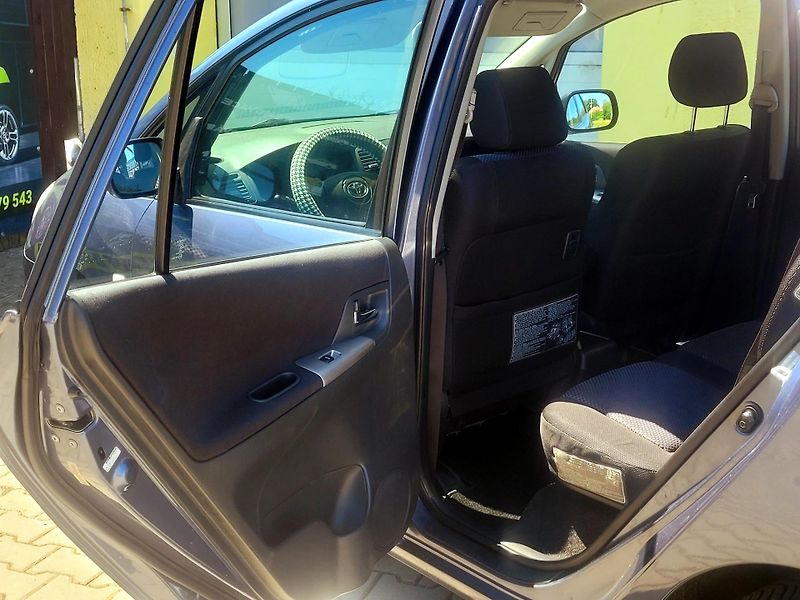 Toyota Corolla Verso 2,0 D-4d AUT.KLIMATIZACE - fotka 17 z 43