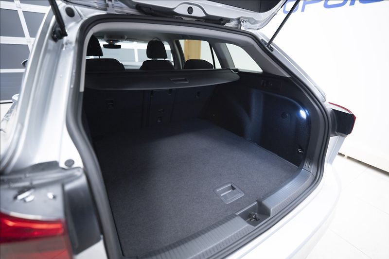 Volkswagen Golf 1,5 eTSI DSG KAMERA VÝHŘEV ČR - fotka 42 z 45