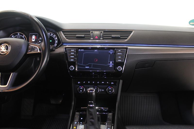 Škoda Superb (2015) 2.0TDI DSG STYLE+ Navi LED - fotka 30 z 43