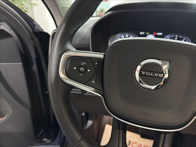 Volvo XC40 2,0   B4 AWD MOMENTUM DPH - fotka 11 z 35