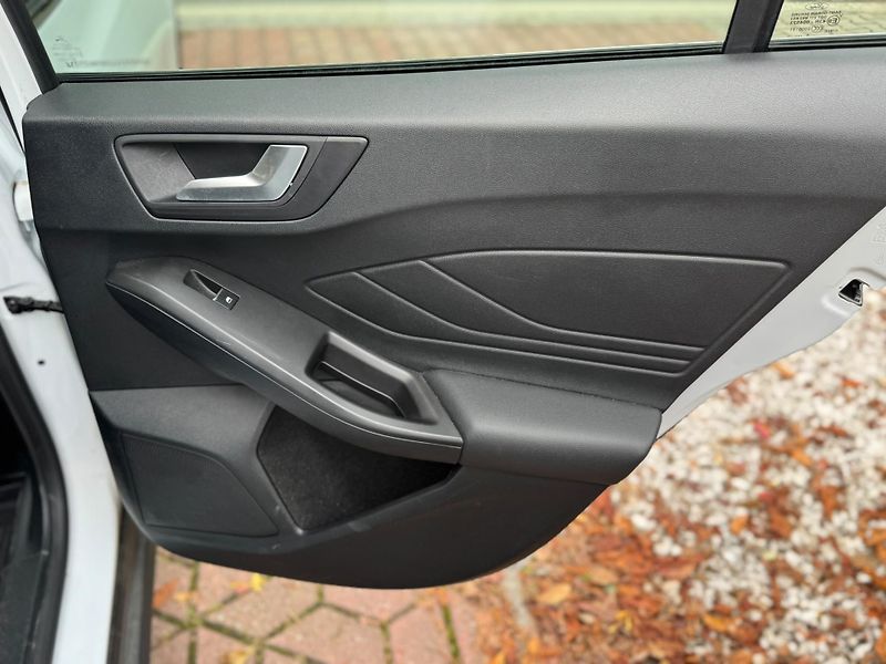 Ford Focus 1.5 TITAN. ČR 1.MAJ NEBOURÁNO - fotka 26 z 29