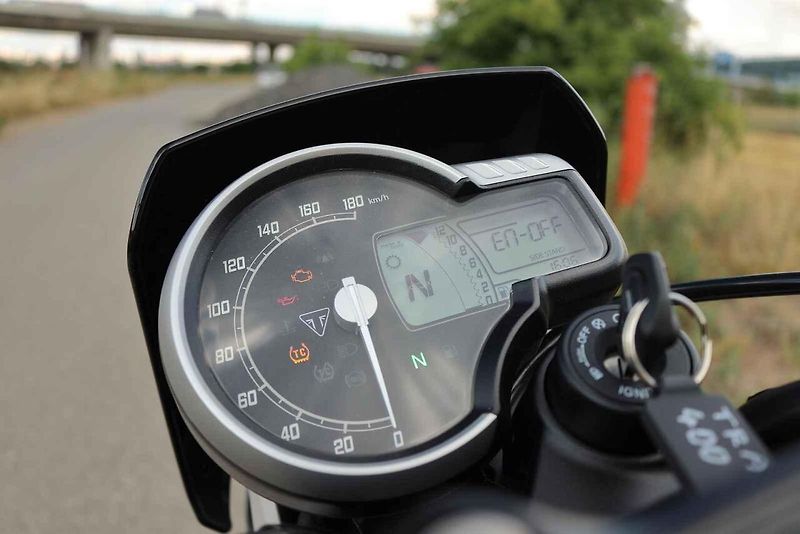 Se Speedem uhodil Triumph hřebíček na hlavičku a Tracker půjde bez pochyby v jeho stopách.
