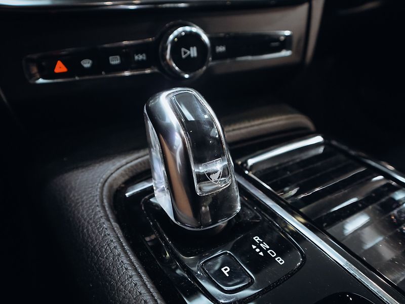 Volvo V90 2.0 T8 AWD Momentum - EL SPZ - fotka 18 z 24