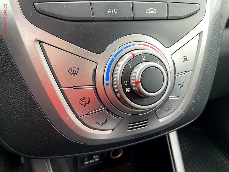 Hyundai ix20 (2014) 1.6CVVT, 1.maj,ČR, AC, park - fotka 12 z 15