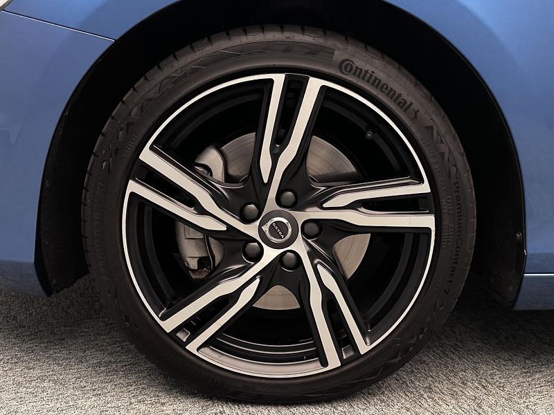 Volvo V40 T3 R-DESIGN AUT REZERVACE - fotka 47 z 47