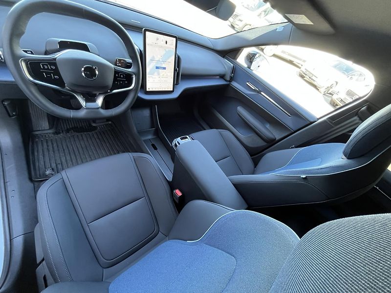 Volvo EX30 AWD PLUS Twin // REZERVACE - fotka 13 z 39