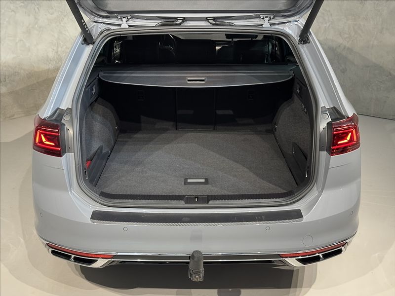 Volkswagen Passat 2,0 TDi  DSG R-Line LED Assist - fotka 12 z 44