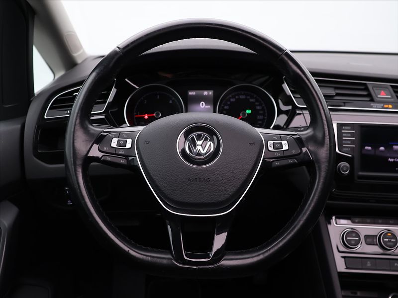 Volkswagen Touran 1,6 TDI DSG Panorama LED 1.Maj - fotka 18 z 31
