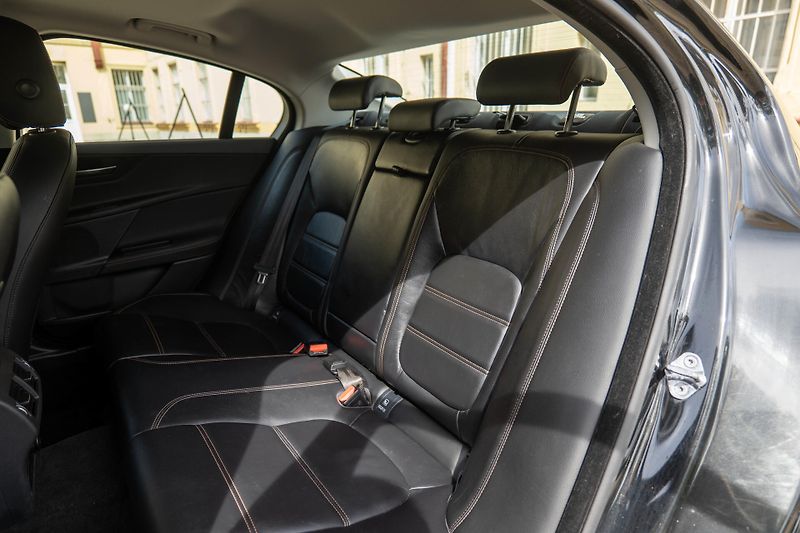 Jaguar XE 20t Prestige Meridian Kůže - fotka 20 z 35