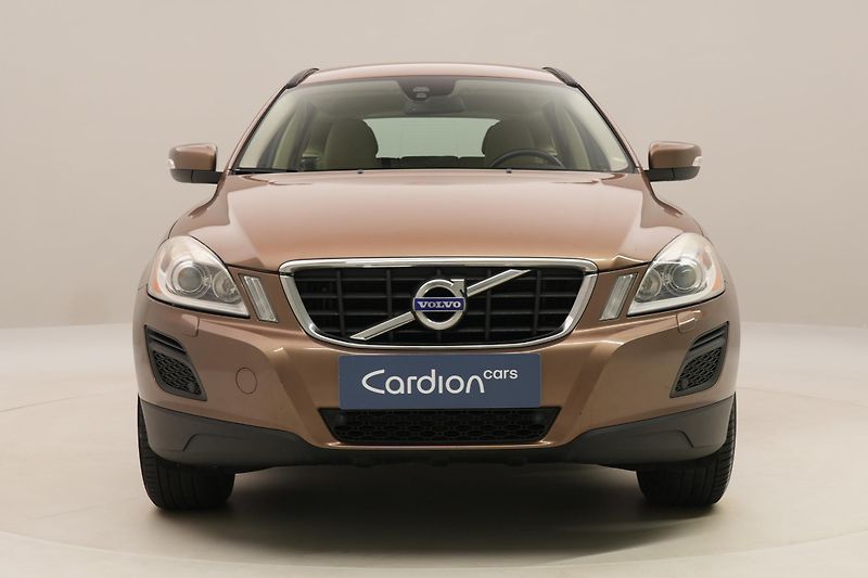 Volvo XC60 D4 AWD MOMENTUM CZ - fotka 15 z 45