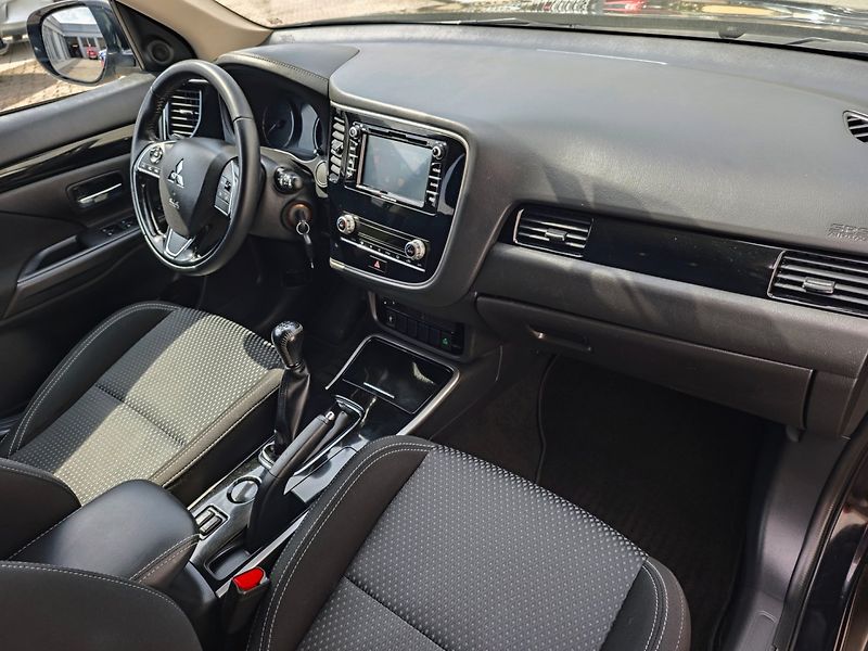Mitsubishi Outlander (2021) 2.0 Mivec Diamant 2WD Kamera - fotka 10 z 44